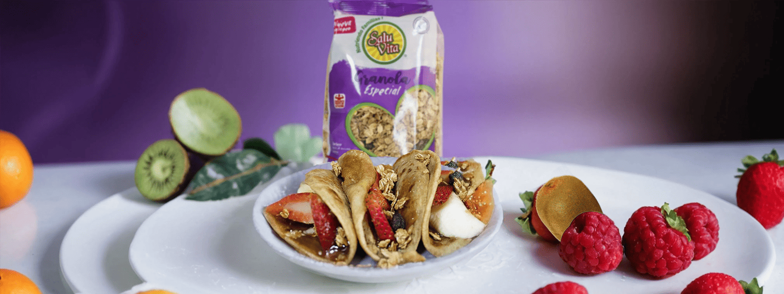 Granola panqueques y Frutas